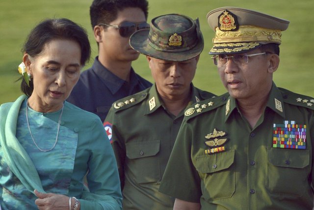 6 май 2016 г. Аун Сан Су Чжи като външен министър на Мианма застнала до генералите. Сега е арестувана
