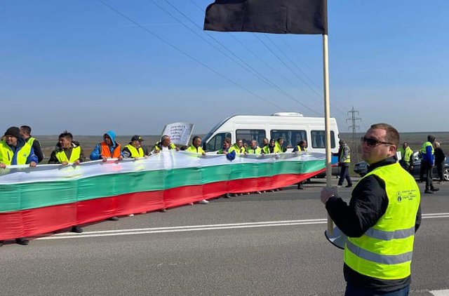 Техническият директор на фирмата Асен Тодоров развя черно знаме на пътния възел
