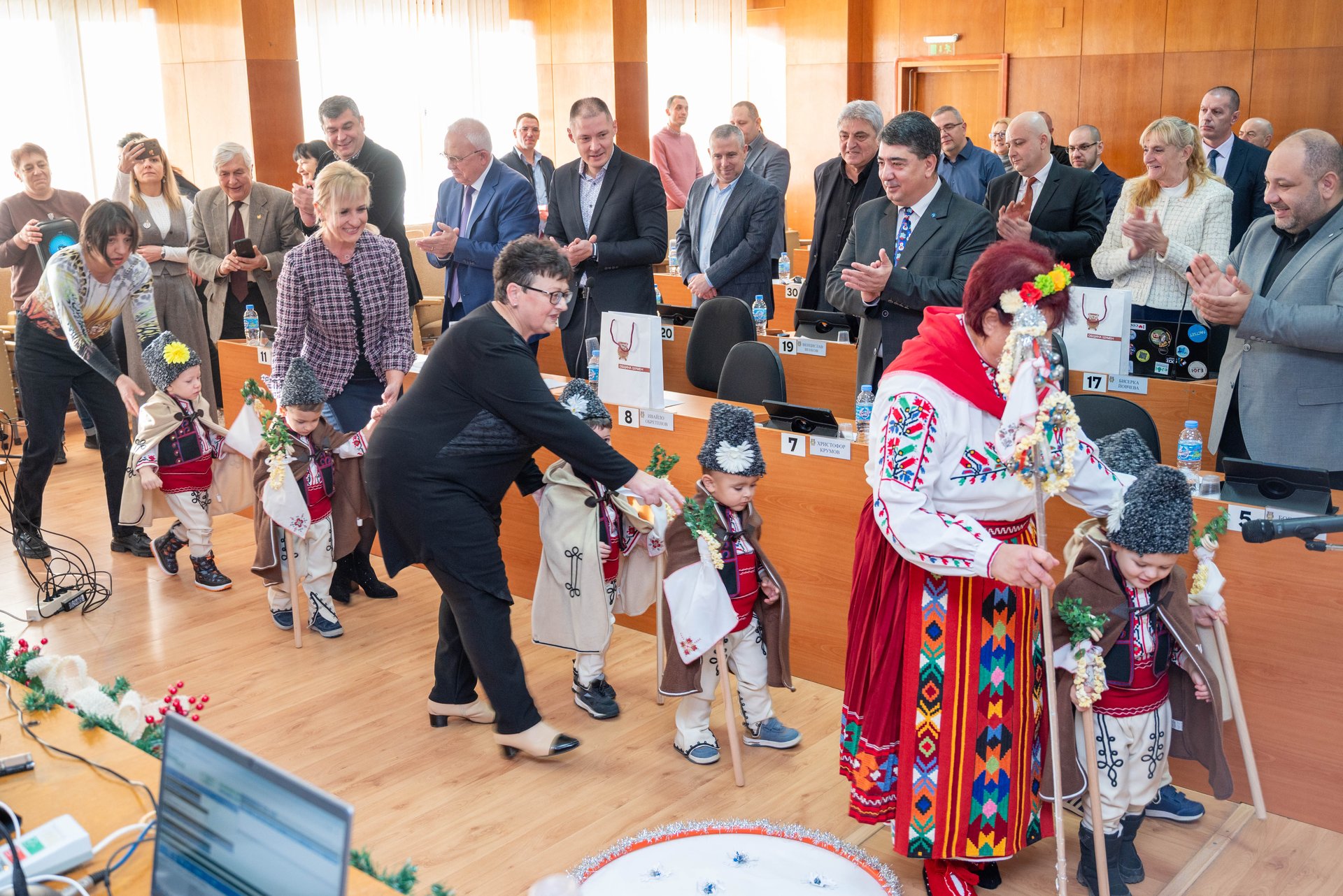 Коледари посетиха Общината, Съдебната палата и Пожарната в Шумен