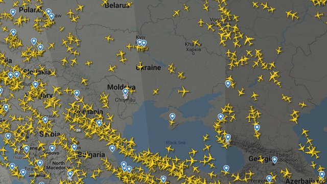 Трафикът в района ясно показва, че се заобикаля Донбас и основното трасе през Черно море минава на юг от района на ученията на Черноморския флот.  © Flightradar24.com