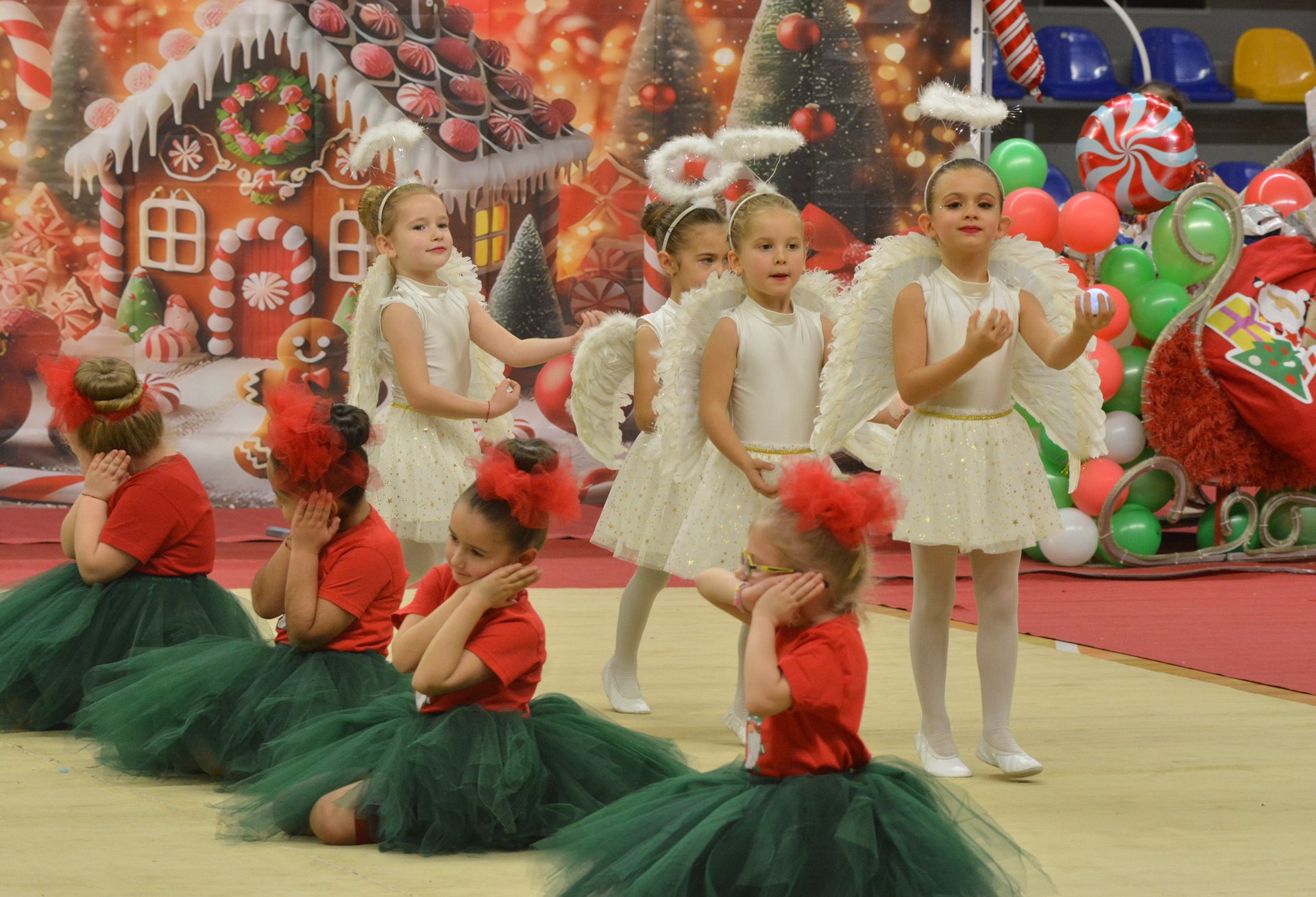 Магията на Коледа оживя в съчетанията на гимнастички от Шумен и Търговище