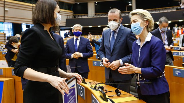 Урсула фон дер Лайен писа на Светлана Цихановска (вляво), че се възхищава на куража и силата на беларуския народ, и обеща всякаква помощ, ако страната тръгне по демократичен път