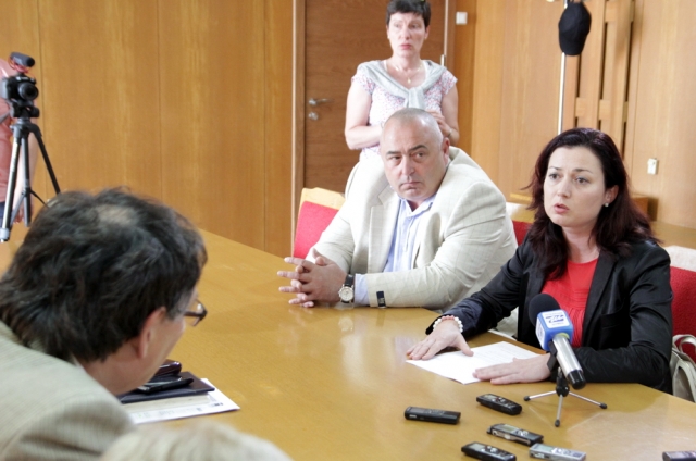 По-късно за разговор с кмета дойдоха Мирослав Петров и адвокат Гергана Великова
