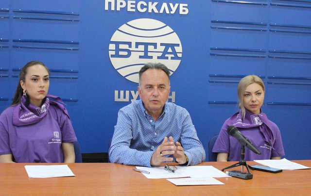 С до. Проданов на пресконференцията бяха две от доброволките Десислава Великова и Росица Величкова.