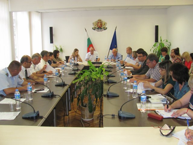 Заседанието на епизоотичната комисия се  ръководи от областния управител Стефан Желев.