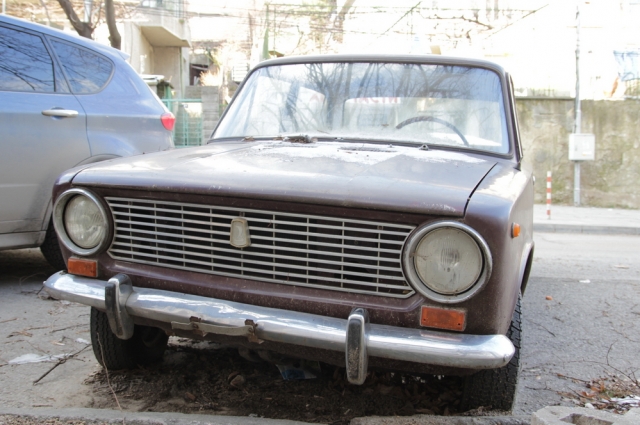 Само на улица "Марица" стоят 3 коли "на трупчета"