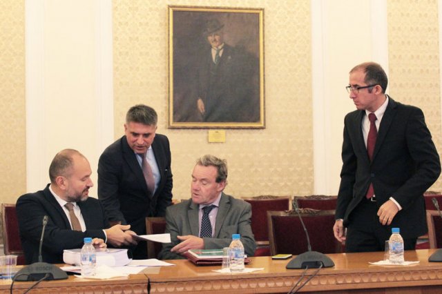 В началото на ноември експерти от Венецианската комисия се срещнаха в България с министър Данаил Кирилов, с премиера, президента Румен и неправителствени организации.