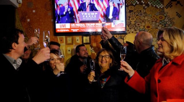 Жители на Севница празнуват след победата на Доналд Тръмп.