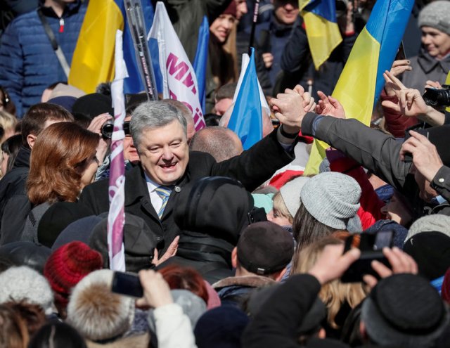 Украинският президент Петро Порошенко сред привърженици, 17 март.