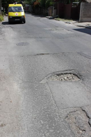 Улиците „В. Петлешков” и „Охрид” ще останат с дупки поне до есента