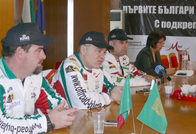 Стоян Драев /крайният вляво/