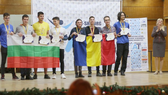 Българските информатици обраха златните медали в старшата възрастова група