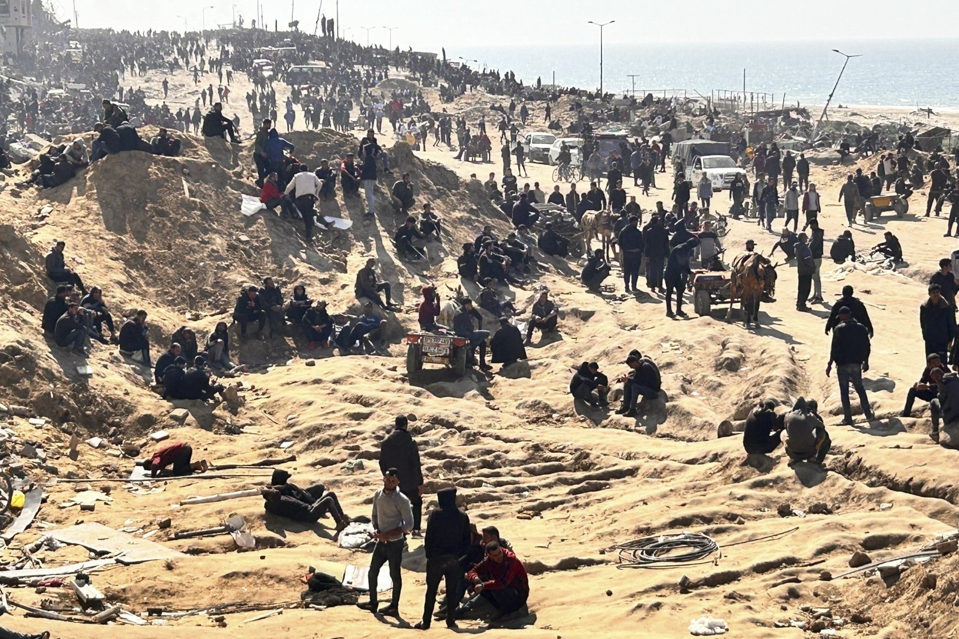 Палестинци чакат за хуманитарни помощи в град Газа, 25 февруари 2024 г.  Снимка: БТА/АП, Mahmoud Essa