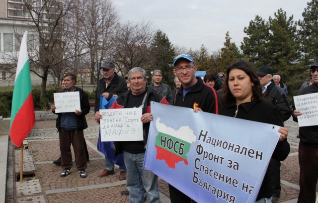 "Водата ни е златна, спрете да я крадете", пишеше на плакат
