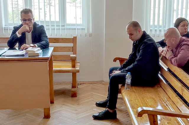 Жечко Кюркчиев и адвокатът му Ивайло Йорданов /вляво/ в съдебната зала, Снимка: Архив