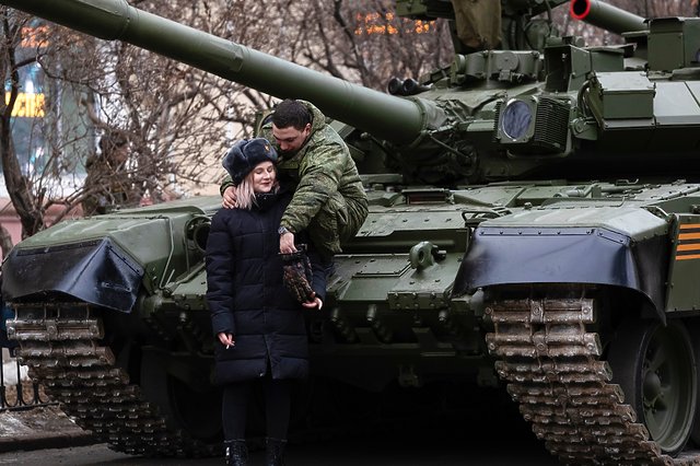 Руски войник и приятелката му преди репетиция за парад за 80-годишнината на Сталинградската битка във Волгоград на 29 януари 2023 г. Снимка АП - БТА