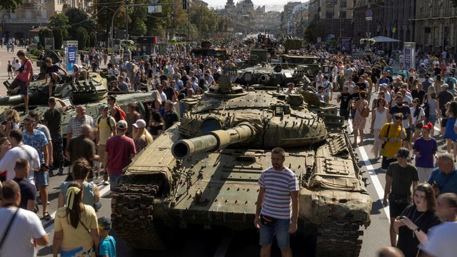 Трофейна руска бойна техника бе изложена в Киев по повод националния празник на страната. © Reuters