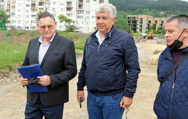 Кметът Любоомир Христов и заместникът му Боян Тодоров показаха как върви ремонтът на ул. "Ген. Радецки"