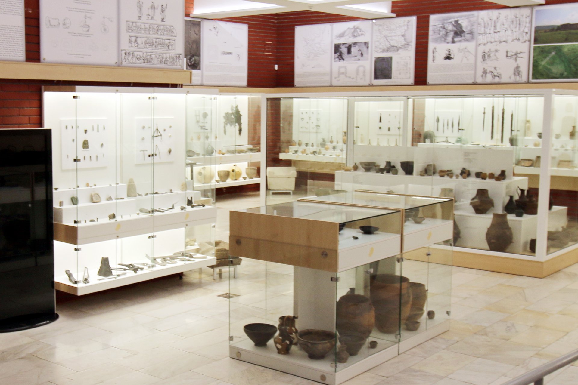 Находки от археологическите проучвания на Селищната могила при село Сушина  могат да се видят в Регионалния исторически музей в Шумен.