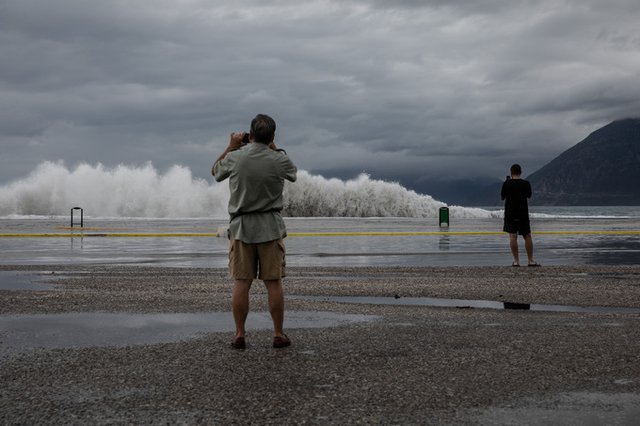 Тази сутрин гърци снимат урагана край Патра. Снимка АП/БТА