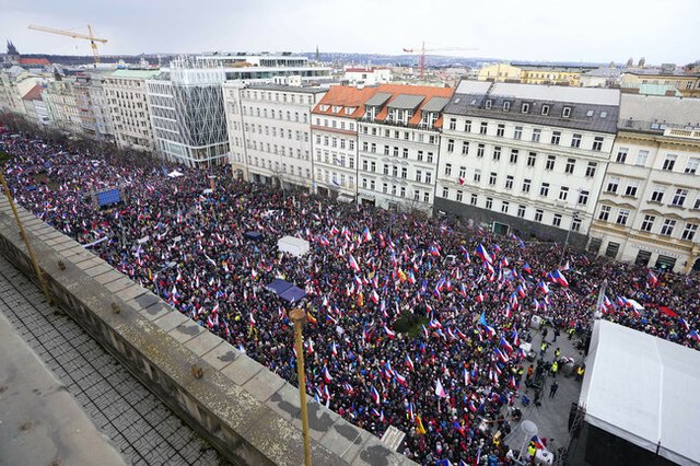 Хиляди чехи протестираха днес на Вацлавския площад в Прага срещу правителството и бедността. Снимка: АП