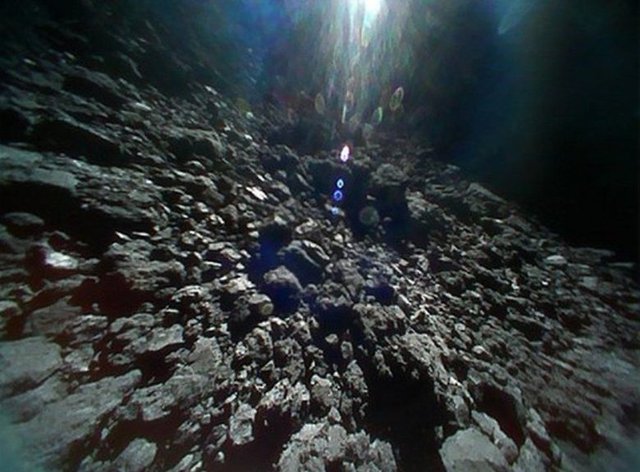 Повърхността на астероида Рюгу, заснета от един от роувърите на "Хаяабуса 2"