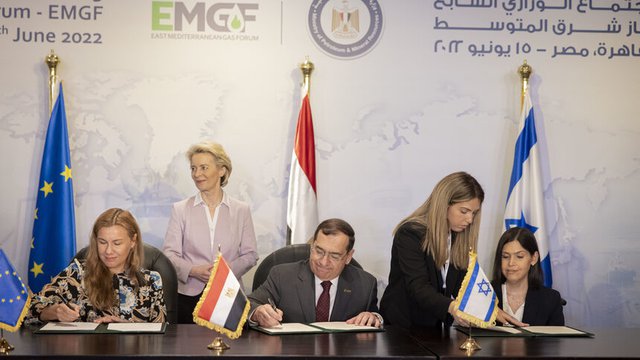 Кадри Симсон (вляво) подписва меморандума с министрите на петрола на Египет Тарик Ел Мола и на енегретиката на Израел Карин Елхарар в Кайро. © European commission (audiovisual service)