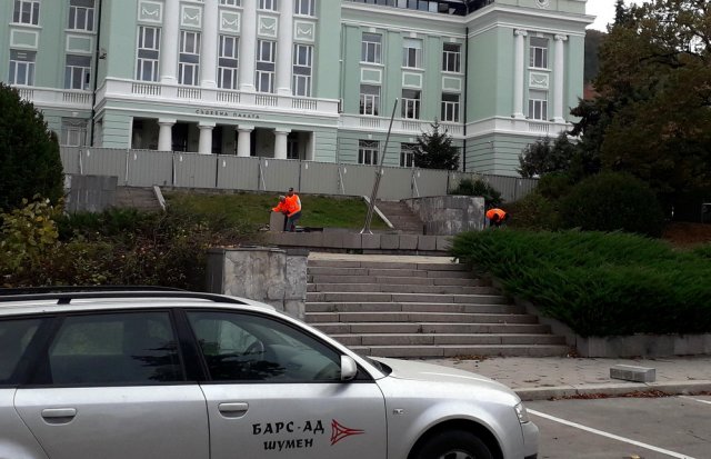 Работници на "Барс" започнаха ремонта на площада пред Съда