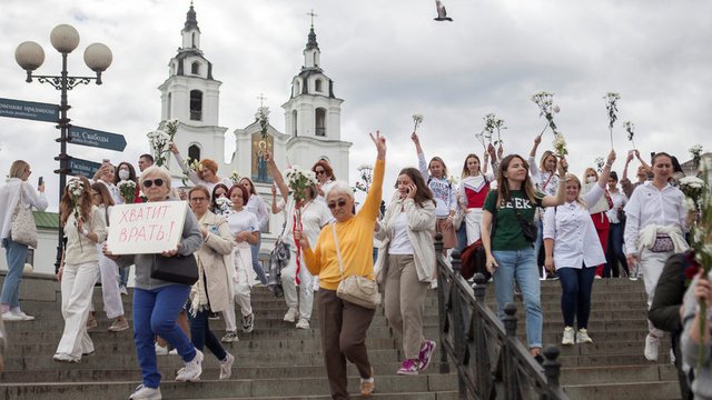 Женски поход срещу насилието на протестите в Минск. © Reuters