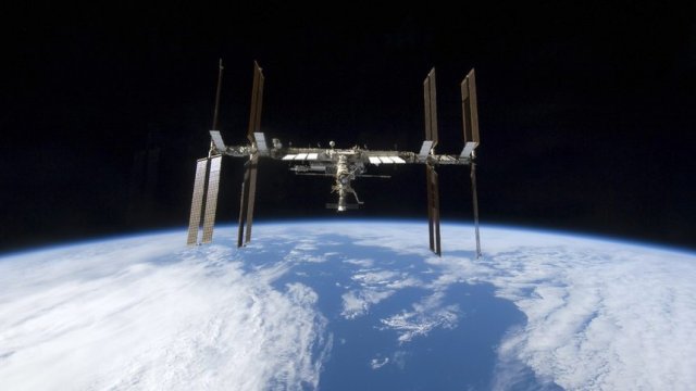 Снимка на Международната космическа станция на фона на земята.