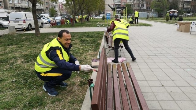 Кметът боядисва пейка в парк в района преди няколко седмици.