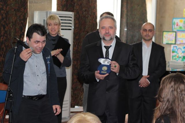 Срещата започна с връчване на благодарствен плакет на д-р Стоян Тодоров от Живко Янков