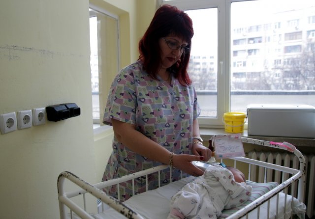 Д-р Куздова обясни, че с новия апарат не се налага да убождат с игла малките пациенти в Неонатологично отделение.