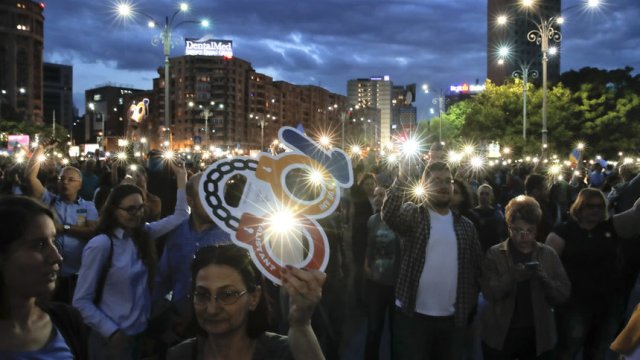 Демонстрации срещу спорни реформи в правосъдието в Букурещ през май. Сн. АР
