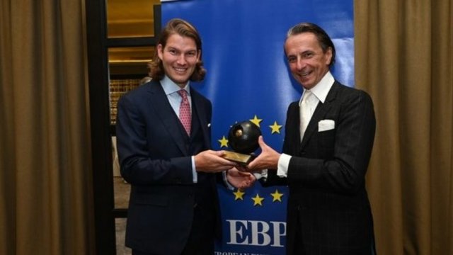Валентин Щалф (вляво) получи наградата по време на годишната среща на EBP в София. Сн.Еuropean Business Press
