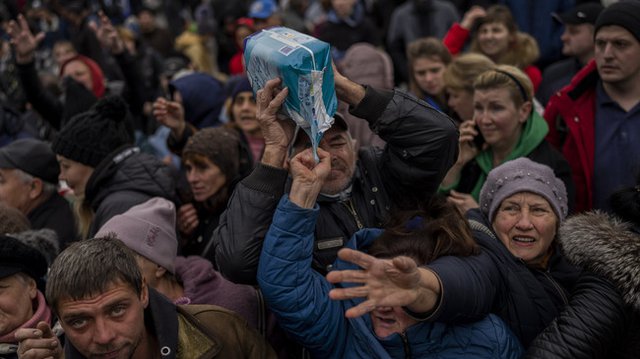 Жители на Херсон са се събрали вчера край пункт за раздаване на помощи в южния украински град. Снимка: АП