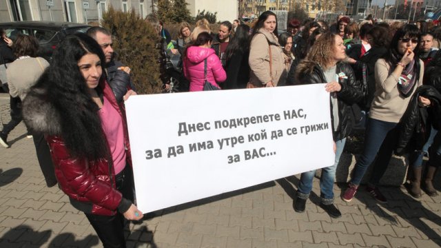 Анелия Николова