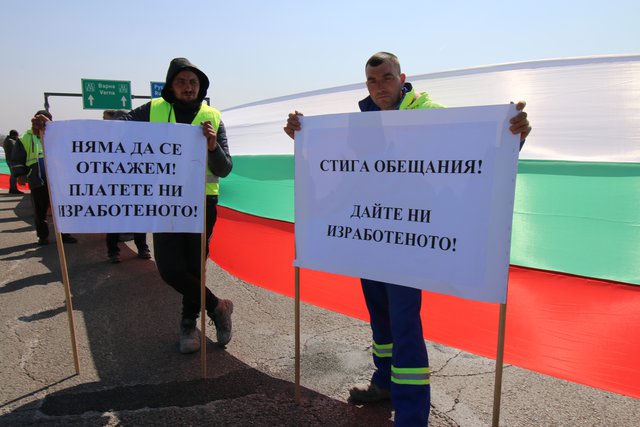 Вчера работници на „Автомагистрали – Черно море“ блокираха за около час АМ „Хемус“ в района на пътен възел „Белокопитово“.