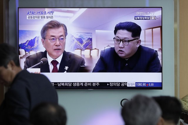 Южнокроейският президент Мун Дже Ин и севернокорейският лидер Ким Чен Ун.Снимка АП/БТА
