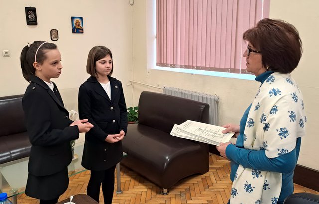 Директорът на СУ "Йоан Екзарх Български" Валентина Тодорова връчи на двете момичета благодарствени грамоти от  името на училището за доблестната им постъпка.