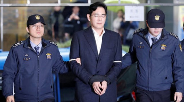 Действащият президент на "Самсунг" Ли Джае-юн пристига, за да чуе обвинението срещу себе си. Фотограф: Kim Hong-JiReuters