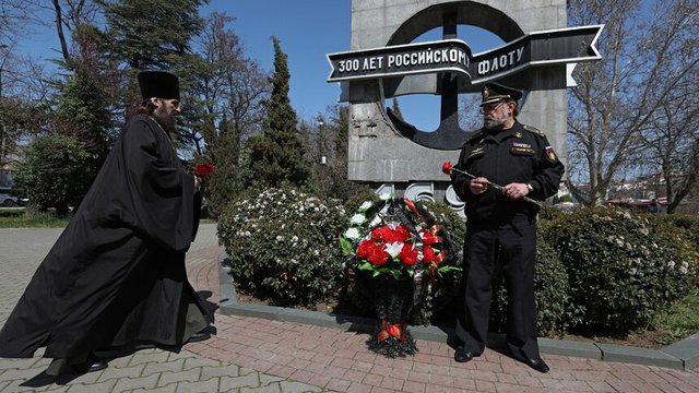 Църковна служба в Севастопол след потъването на ракетния крайцер, на която за пръв път се появиха траурни венци в памет на загиналите моряци.