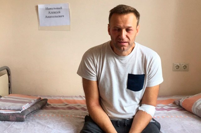 Навални разпространи своя снимка в болничната стая. Снимка АП / БТА