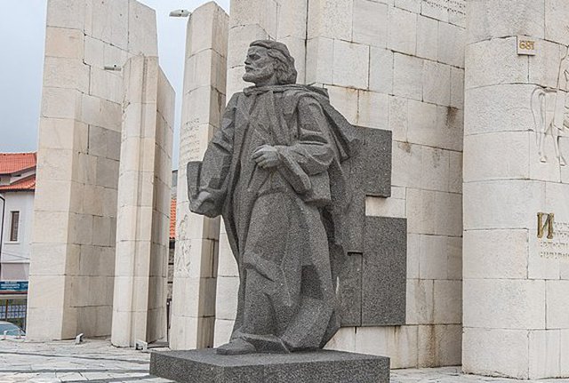 Паметникът на Паисий Хилендарски в Банско
