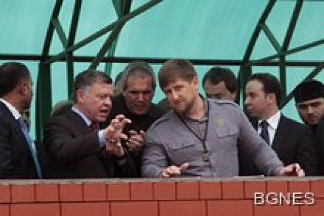 Кадиров  в компанията на йорданския крал.