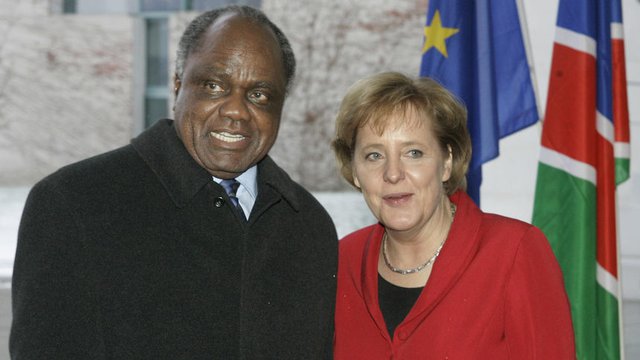 Германският канцлер Ангела Меркел с намибийския президент Хификепуние Похамба, 2005 г.