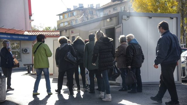 Изнесеният кабинет за преглед пред "Пирогов".