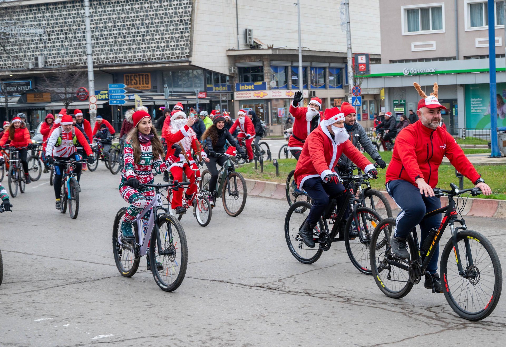 Над 100 дядоколедовци, снежанки и джуджета на велосипеди превзеха улиците на Шумен