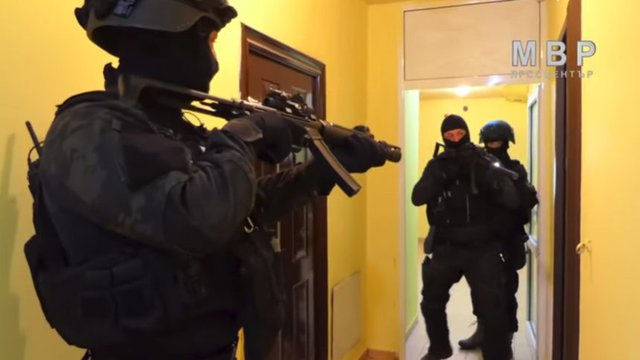 Полицаи от ГДБОП нахлуват в жилище – стопкадърът е от акцията в столичния кв. "Левски", при която въоръжени командоси влязоха на грешен адрес. Пресцентър на МВР