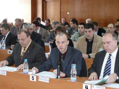 Николай Константинов /в средата/